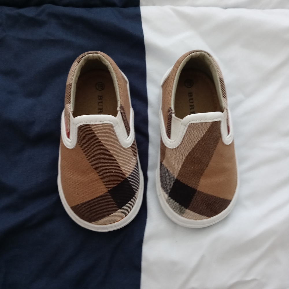 Burberry Toddler shoe size 19